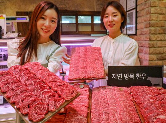 현대백화점은 압구정본점 식품관에서 '자연 방목 한우'를 한정 물량 판매한다고 7일 밝혔다. 현대백화점 압구정본점 지하 1층 식품관에서 직원들이 '자연 방목 한우'를 소개하고 있다. [현대백화점 제공]